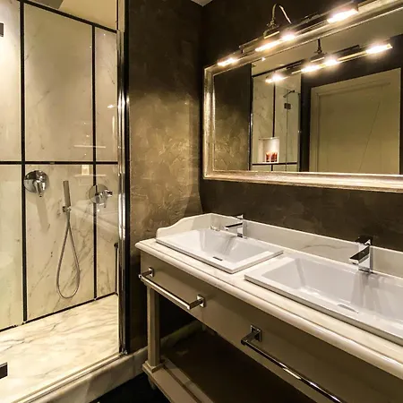 Carlotta Hotel